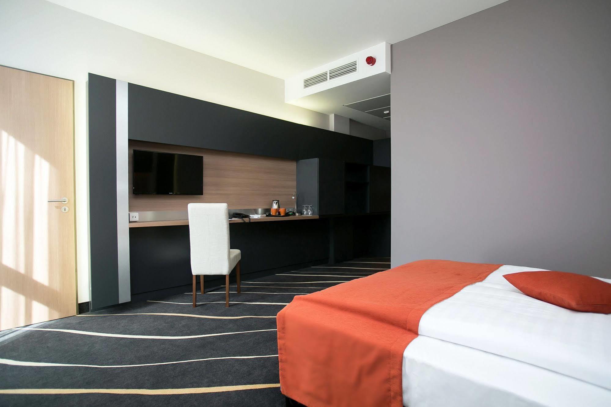 Best Western Plus Lakeside Hotel Székesfehérvár Εξωτερικό φωτογραφία